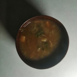 豆腐となめことキャベツとみょうがのみそ汁